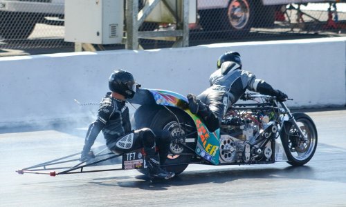 Drag racer clings onto opponent's motorbike - PHOTO+VIDEO