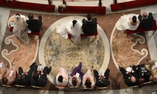 Pope marries 20 cohabiting couples in sign of papacy shift
