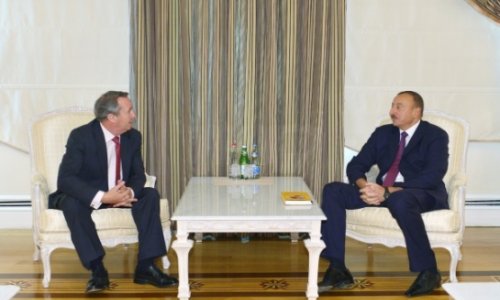 Aliyev receives UK ex-secretary of state for defence Fox
