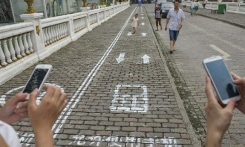 'Phone lane' for texting pedestrians