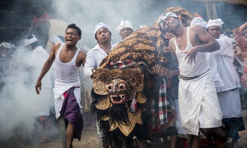 Balinese villagers stab ceremonial daggers into their chests - PHOTO+VIDEO