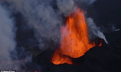 Bardarbunga volcano shoots fiery red geysers to the sky - VIDEO