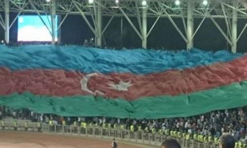 Nəhəng bayraq stadiona necə gətirildi? -VIDEO