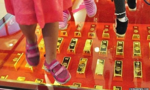 China: Shopping centre paves walk with gold bars