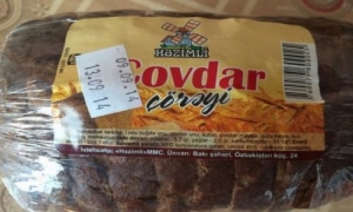 В Баку из хлеба вылез таракан- ФОТО