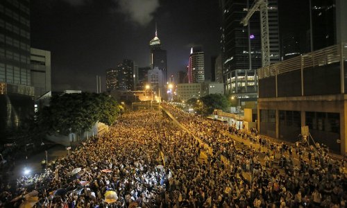 Hong Kong riot cops forced to withdraw - PHOTO