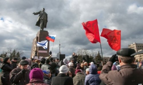 Ukraine nationalists tear down Kharkiv's Lenin statue