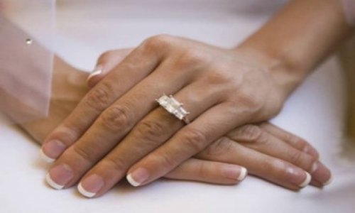 Одинокая британка женилась сама на себе -ФОТО