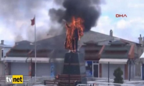 Члены ИГИЛ подожгли памятник Ататюрку - ВИДЕО