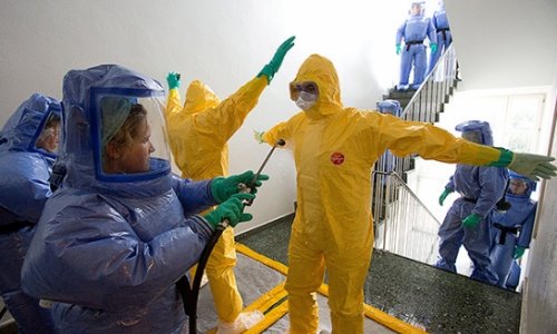 Эбола крайне заразна при попадании на кожу