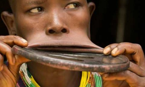 Девушка с самым большим губным диском в мире- ФОТО