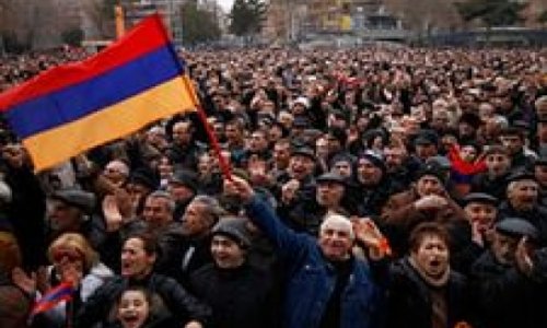 В Ереване тысячи людей собрались на площади Свободы