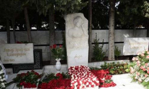 Первая леди Азербайджана и члены ее семьи посетили могилу Аиды Имангулиевой