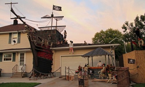 Halloween house has a run-in with full-size pirate ship - PHOTO