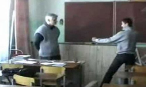 В Баку учитель избил ученика - ВИДЕО
