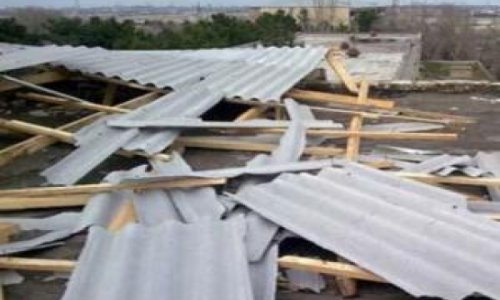Сильный ветер снес крышу средней школы в Баку