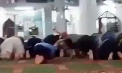 Namaz qılanda bir-birinə təpik atdılar - VİDEO