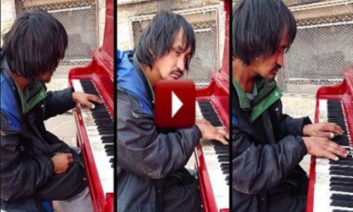 Homeless man sits down at public piano - VIDEO