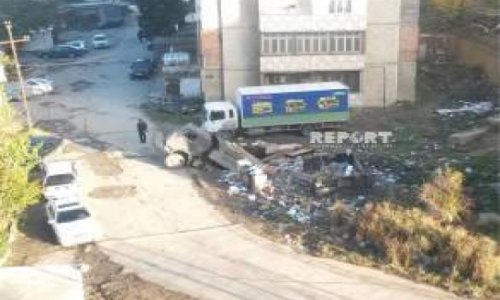 Bakıda yer çökdü - Kamaz torpağa batdı