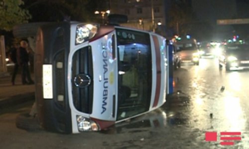 Bakıda təcili yardım maşını aşdı