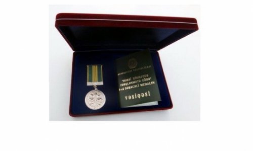 Düşmən helikopterini vuran hərbi qulluqçuya verilən medal - FOTO