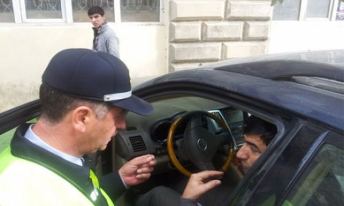 В Баку автохулиган волок полицейского по улице