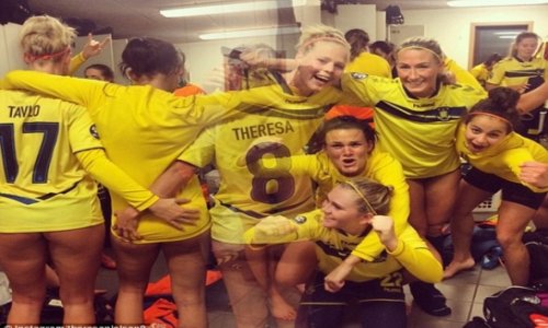 Team photo celebrating 3-2 win over title rivals Fortuna Hjorring