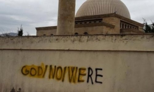На стене мечети появилась надпись "Здесь нет Аллаха"