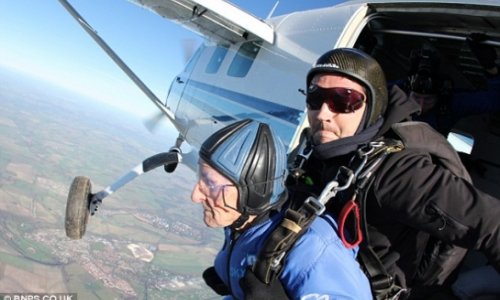 93-year-old WWII veteran skydives 10,000ft with his wife's ashes strapped to his chest