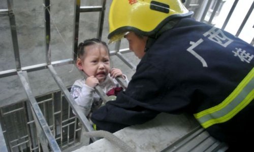 Three-year-old girl dangles by her NECK from fourth floor window PHOTO+VIDEO