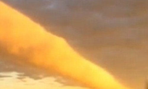 Ominous roll cloud is caught on camera as it glides over the sky - PHOTO+VIDEO