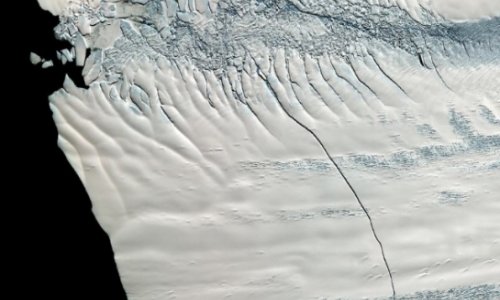 City-size iceberg drifting away from Antarctica