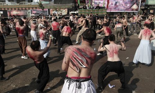 Bloodied Shi’ite Muslims slashing themselves with chained blades - PHOTO+VIDEO