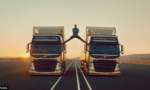 Van Damme performs the splits between two moving trucks - PHOTO+VIDEO