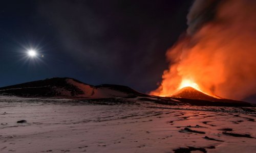 Mount Etna explodes into life as eruption lights up the night sky - PHOTO+VIDEO