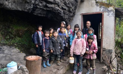 Children forced to learn in rundown building on cliff-face - PHOTO