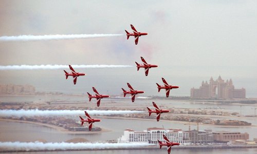 Red Arrows aces paint Dubai sky red, white and blue - PHOTO+VIDEO