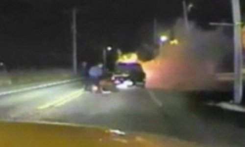 Police officer pulls unconscious driver from burning car - VIDEO
