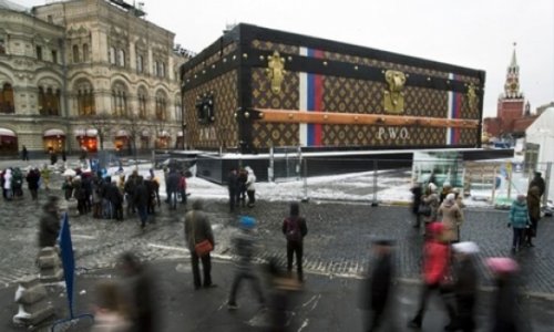 Giant suitcase to leave Red Square