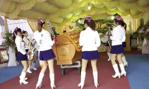 Bizarre craze for all-female funeral marching bands sweeping Taiwan - PHOTO+VIDEO