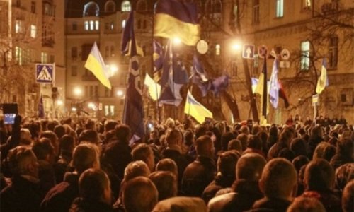 Ukraine unrest: Former presidents back mass protests