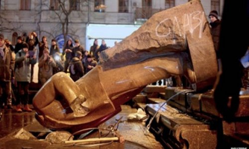 Kiev's Lenin toppled - but others remain in unexpected places - PHOTO