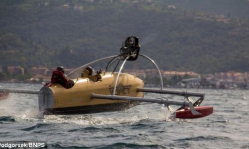 High-speed powerboat inspired by WW1 planes - PHOTO+VIDEO