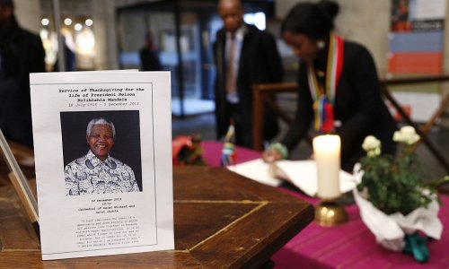 Thousands queue for hours to view Nelson Mandela's body - PHOTO