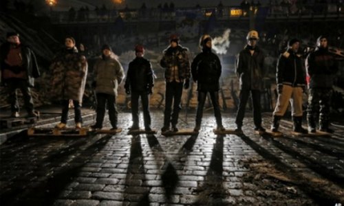 Ukraine protesters rebuild barricades in centre of Kiev