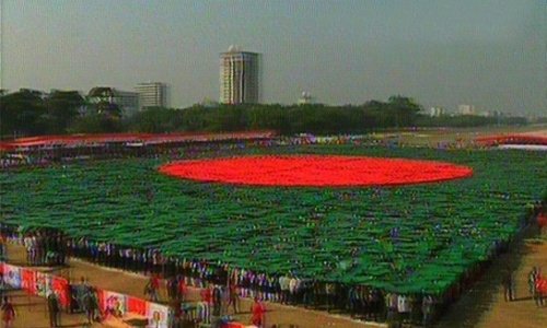 Bangladeshis form world’s largest human flag