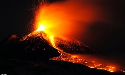 Mount Etna illuminates the sky with gigantic bursts of lava - PHOTO