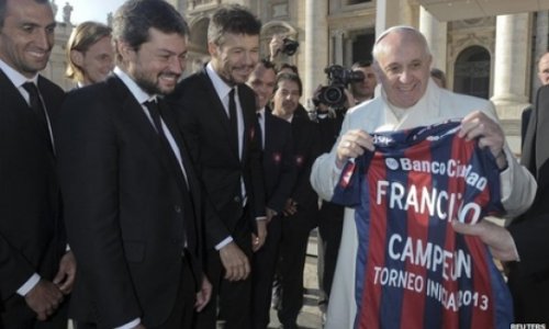 Pope meets Argentine football team