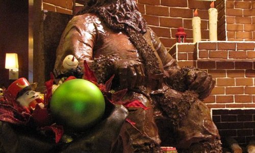 2.4 million calorie Santa goes on display, made entirely of dark chocolate - PHOTO