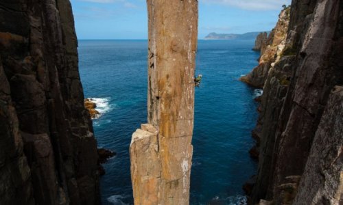 Daredevil climbs vertical rock column named Totem Pole - PHOTO